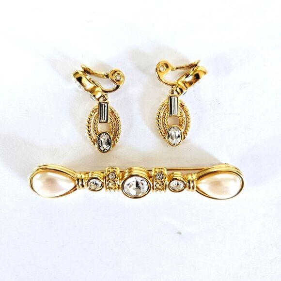 Vintage Signed Monet Demi Parure Gold Tone Rhinestone Bar Brooch Pin Earrings - Picture 1 of 9